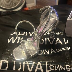 I am selling a silver heels, never been worn, size 5.5.